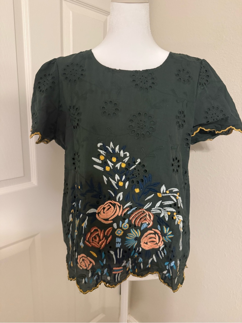 Embroidered Floral Short-Sleeve Top in Deep Green